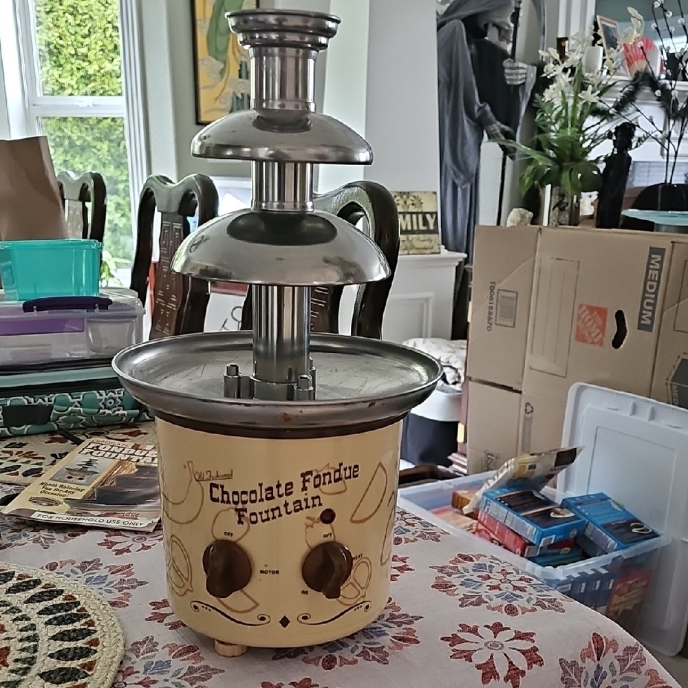 Nostalgia Chocolate Fondue Fountain - Cream and Silver